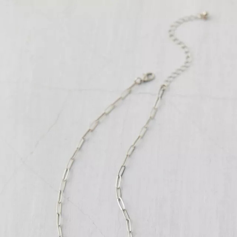 NWT Urban Outfitters Rhinestone Flower Paperclip Necklace - Picture 3 of 5